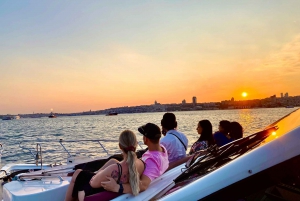 Istanbul: Bosphorus Sunset Yacht Cruise with Live Guide
