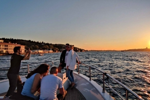 Istanbul: Bosphorus Sunset Yacht Cruise with Live Guide