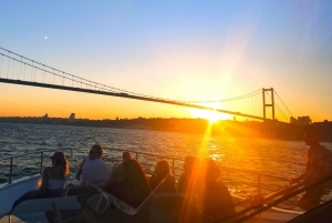 Istanbul: Bosphorus Sunset Yacht Cruise with Live Guide