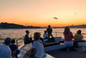 Istanbul: Bosphorus Sunset Yacht Cruise with Live Guide