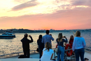 Istanbul: Bosphorus Sunset Yacht Cruise with Live Guide