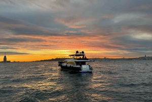 Istanbul: Bosphorus Sunset Yacht Cruise with Live Guide
