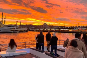 Istanbul: Bosphorus Sunset Yacht Cruise with Live Guide