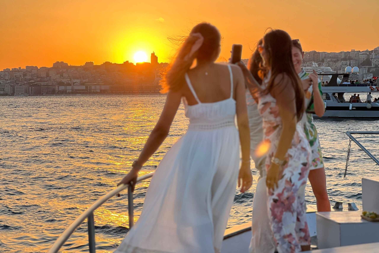 Istanbul: Sunset Yacht Cruise on the Bosphorus with Transfer