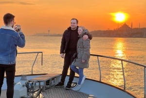 Istanbul: Sunset Yacht Cruise on the Bosphorus with Transfer