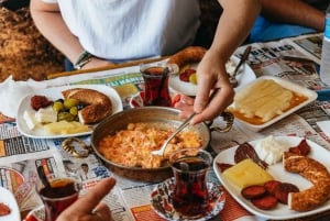 Istanbul: Taste of Two Continents Food Tour