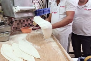 Istanbul: Kadikoy Food Tour with 12+ Delicacies Tastings