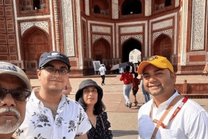 Unforgettable tour of Taj Mahal with car and guide