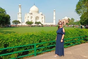 アグラ：タジ・マハルとアグラ城の優先入場チケット + オプション