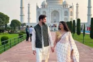 Agra: Skip the Line Taj Mahal with photographer & Dress Rent