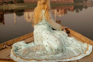 Agra: Skip the Line Taj Mahal with photographer & Dress Rent