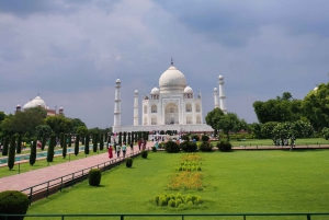 Agra: Taj Mahalin opastettu kierros valokuvaajan ja vuokrasareen kanssa