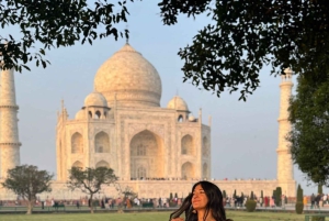 Agra: Taj Mahalin opastettu kierros valokuvaajan ja vuokrasareen kanssa