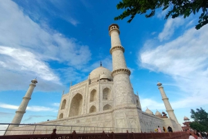 Agra: Taj Mahalin opastettu kierros valokuvaajan ja vuokrasareen kanssa