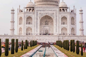 Agra: Taj Mahalin opastettu kierros valokuvaajan ja vuokrasareen kanssa