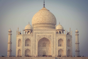 Agra: Taj Mahalin opastettu kierros valokuvaajan ja vuokrasareen kanssa