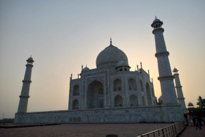 Agra: Taj Mahalin opastettu kierros valokuvaajan ja vuokrasareen kanssa