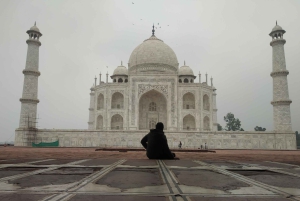 Agra: Taj Mahalin opastettu kierros valokuvaajan ja vuokrasareen kanssa