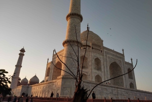 Agra: Taj Mahalin opastettu kierros valokuvaajan ja vuokrasareen kanssa