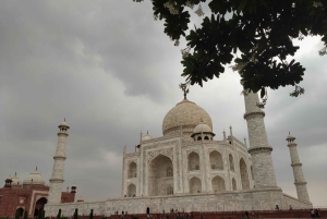 Agra: Taj Mahalin opastettu kierros valokuvaajan ja vuokrasareen kanssa
