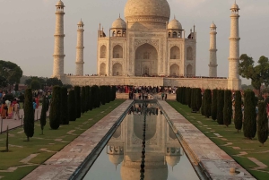 Agra: Taj Mahalin opastettu kierros valokuvaajan ja vuokrasareen kanssa