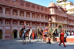Van Agra naar Jaipur met de taxi via Fatehpur Sikri en Abhaneri