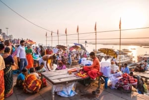 Oppdag den spirituelle essensen: Turen fra Delhi til Varanasi