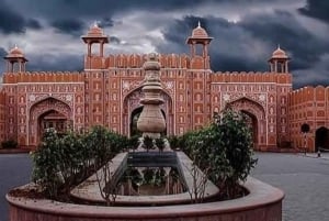 Experience Jaipur with Evening Tour by Car Including Dinner