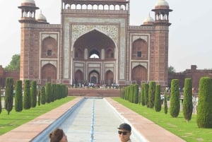 アグラ発：タージ・マハル、アグラ城、ベイビー・タージ ガイド付きツアー