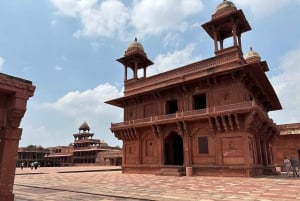 Privater Transfer von Agra nach Jaipur mit Sikri & Stepwell