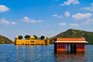 From Delhi: 2-Day Jaipur Tour with Palaces, Forts & Culture