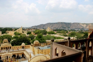 Desde Delhi: Viaje de ida y vuelta a Jaipur en coche o tren superrápido.