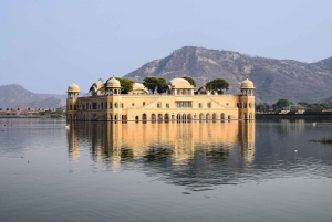 Desde Delhi: Viaje de ida y vuelta a Jaipur en coche o tren superrápido.