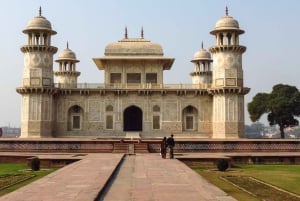 From Delhi/Agra: Taj Mahal, Agra Tour with Transfers & Lunch