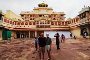 ジャイプールから地元のバザールで4時間のショッピングツアー