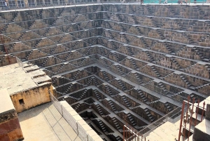 Из Джайпура: однодневная поездка в форт Бхангарх и ступенчатый колодец Абханери