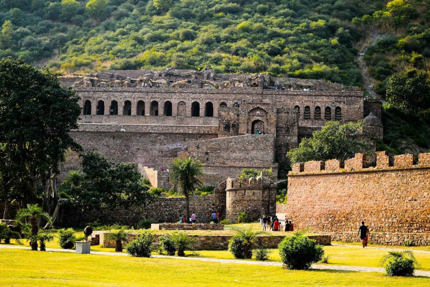 Fra Jaipur: Dagstur til Bhangarh Fort og Abhaneri Step Well