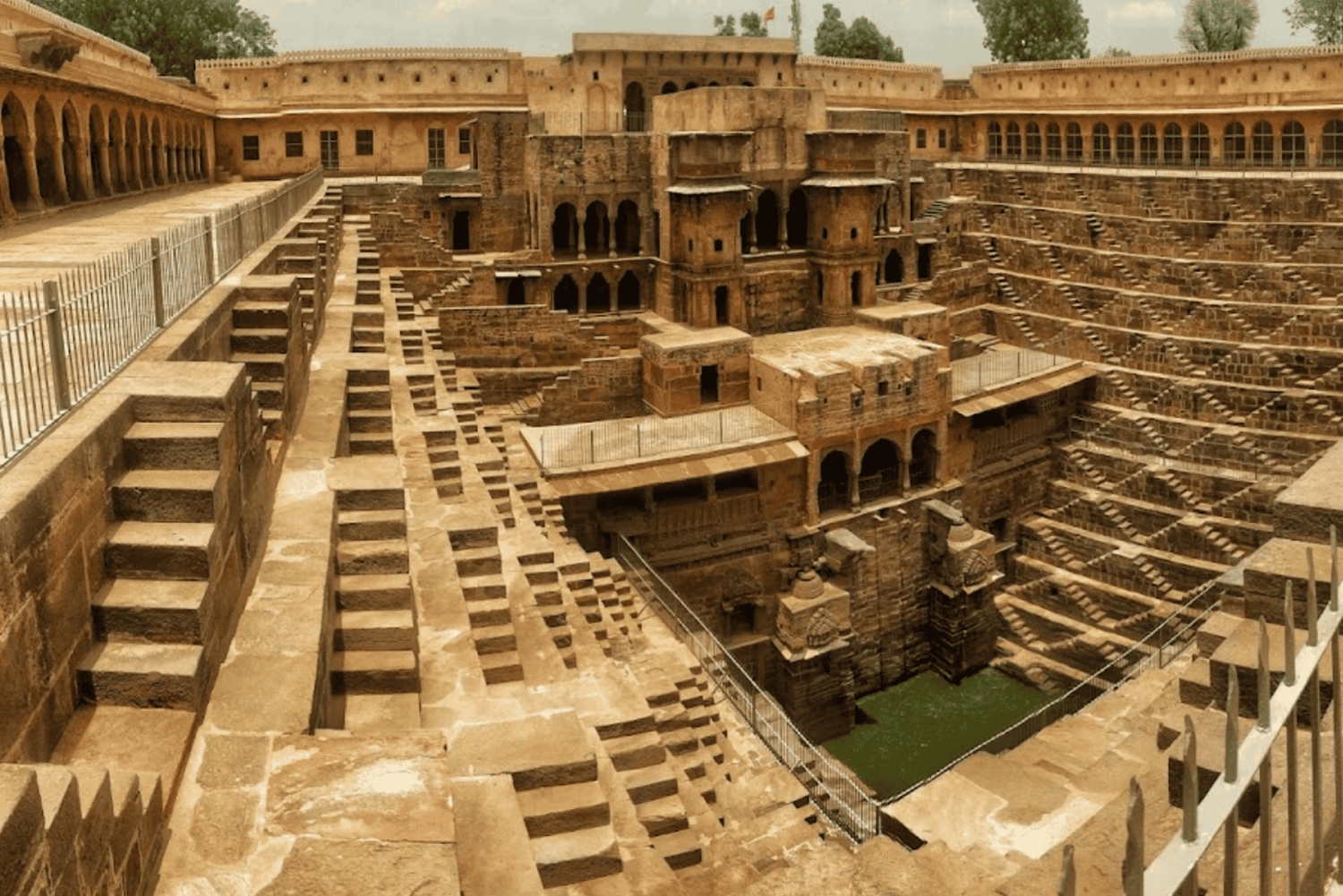 Von Jaipur aus: Tagestour zum Chand Baori und Bhangarh Fort