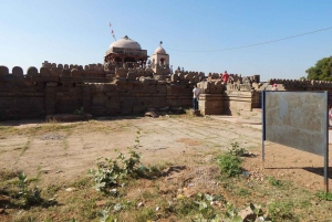 Von Jaipur aus: Tagestour zum Chand Baori und Bhangarh Fort