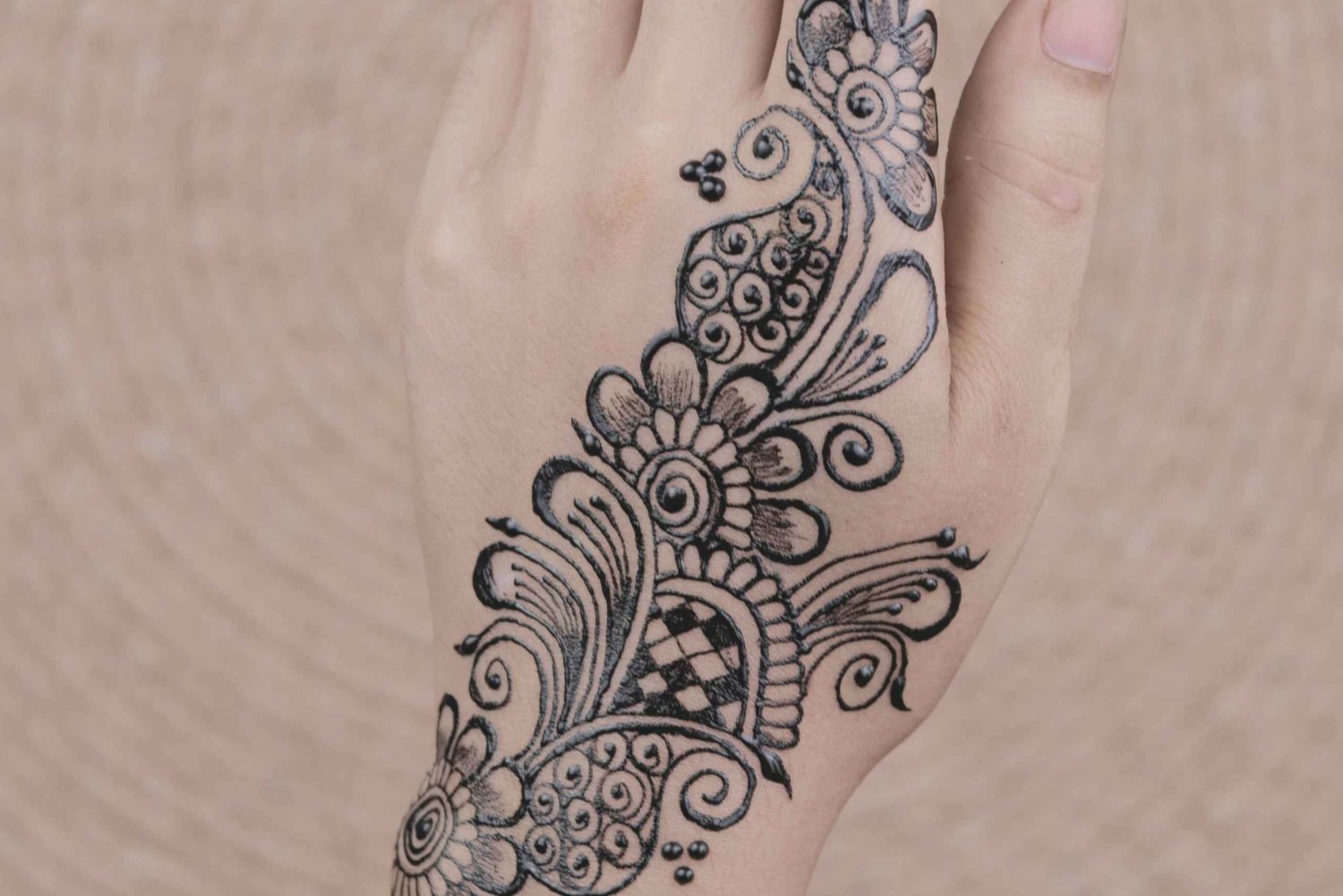 Henna na dłoniach w Jaipur