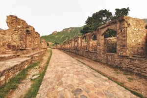 Jaipur: Haunted Bhangarh Fort and Abhaneri Stepwell Day Trip