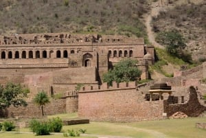 Jaipur: Haunted Bhangarh Fort and Abhaneri Stepwell Day Trip