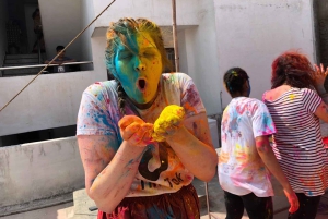 JAIPUR: Juhli Holi-festivaalia paikallisessa perhekodissa