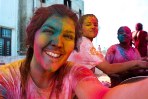 JAIPUR: Juhli Holi-festivaalia paikallisessa perhekodissa