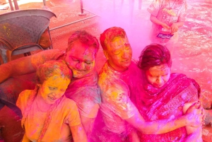 JAIPUR: Juhli Holi-festivaalia paikallisessa perhekodissa