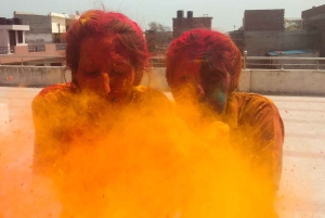 JAIPUR: Juhli Holi-festivaalia paikallisessa perhekodissa