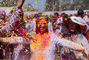 JAIPUR: Juhli Holi-festivaalia paikallisessa perhekodissa