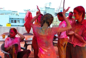 JAIPUR: Juhli Holi-festivaalia paikallisessa perhekodissa