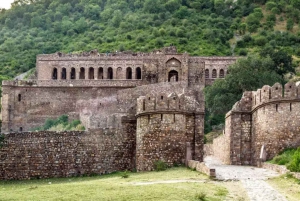 Von Jaipur aus: Tagestour zum Chand Baori und Bhangarh Fort