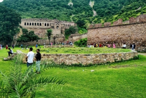 Von Jaipur aus: Tagestour zum Chand Baori und Bhangarh Fort